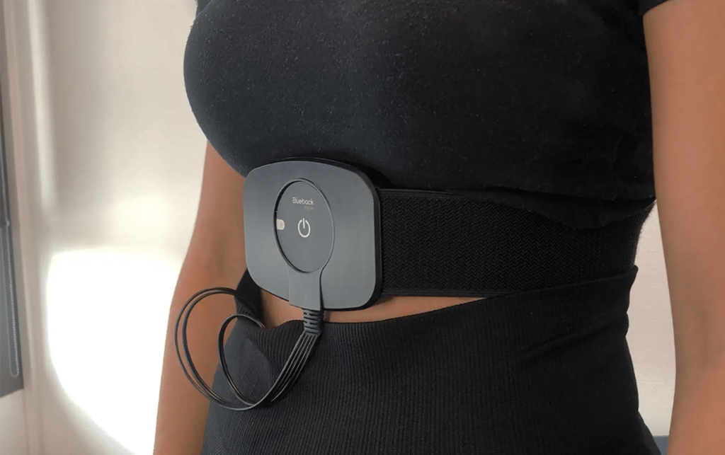 Le boîtier Blueback Physio positionné sur une patiente afin de mesurer l'activité des muscles profonds