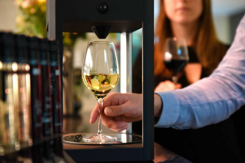 Verre de vin blanc 10-Vins servi dans la D-Vine